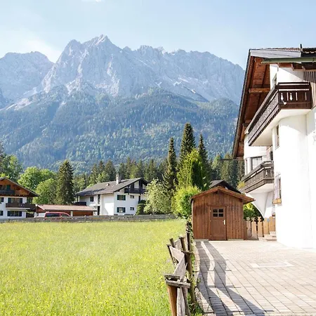 Dachgeschoss Akelei Am Fusse Der Zugspitze *